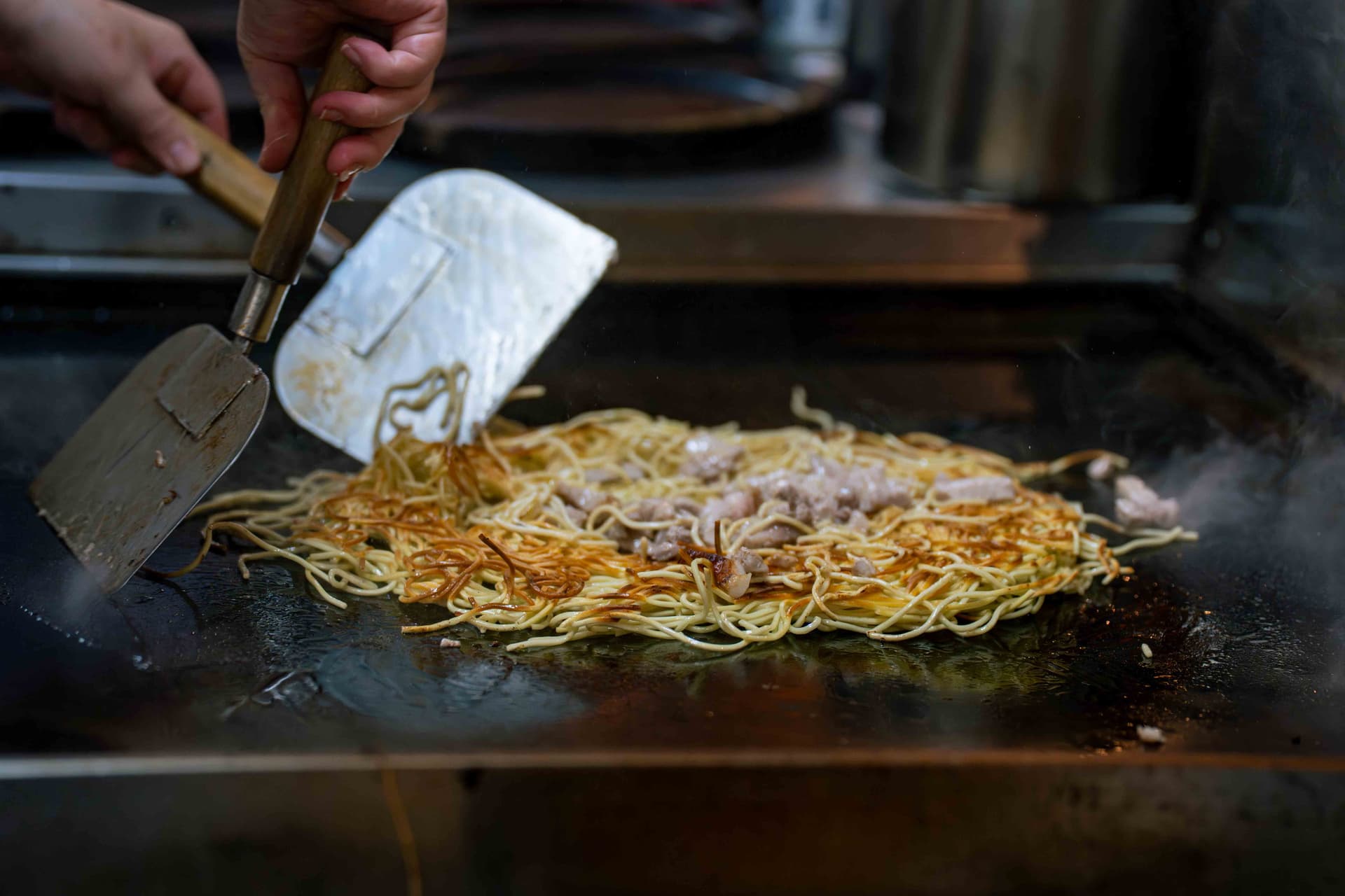 鉄板で焼きそばを調理する様子